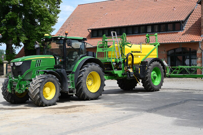 Schlepper mit Spritze